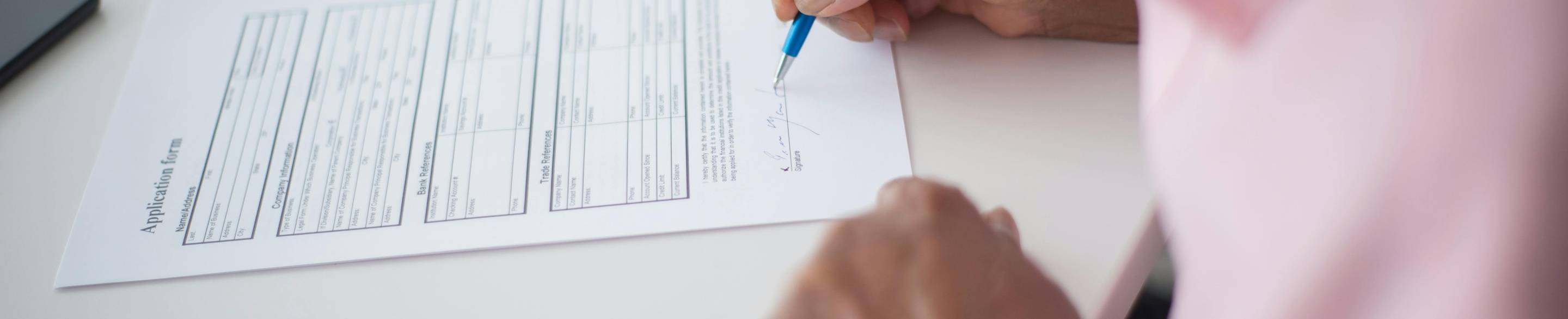 Ktoś wypełniający formularz