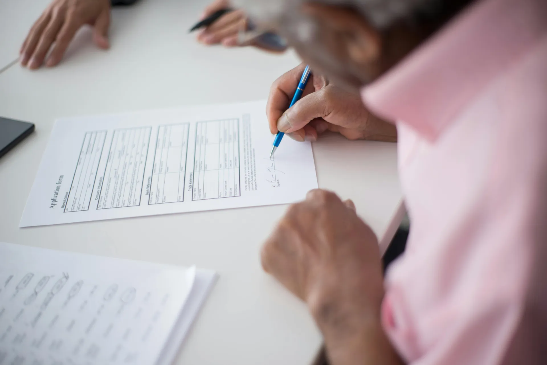 Ktoś wypełniający formularz