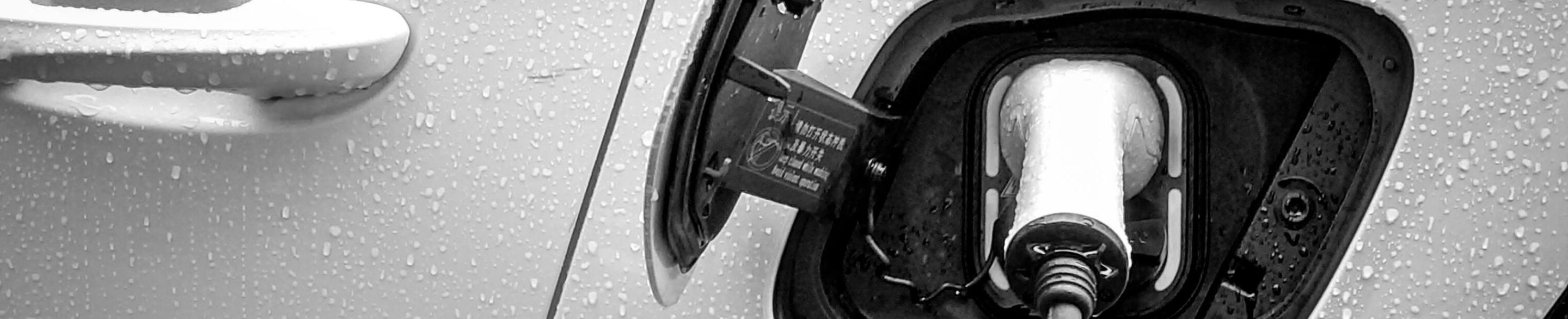 Wtyczka podłączona do auta elektrycznego