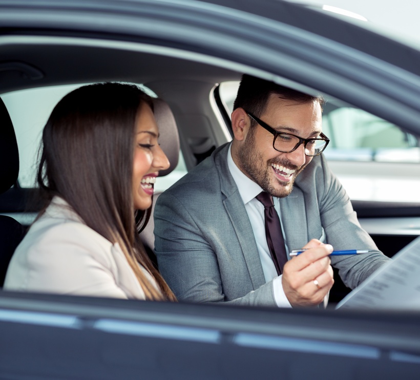 Profesjonalny sprzedawca sprzedający samochody w salonie do kupującego